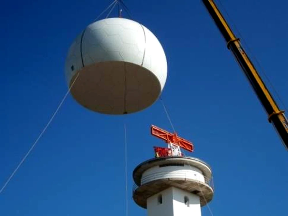 Radome installation lift